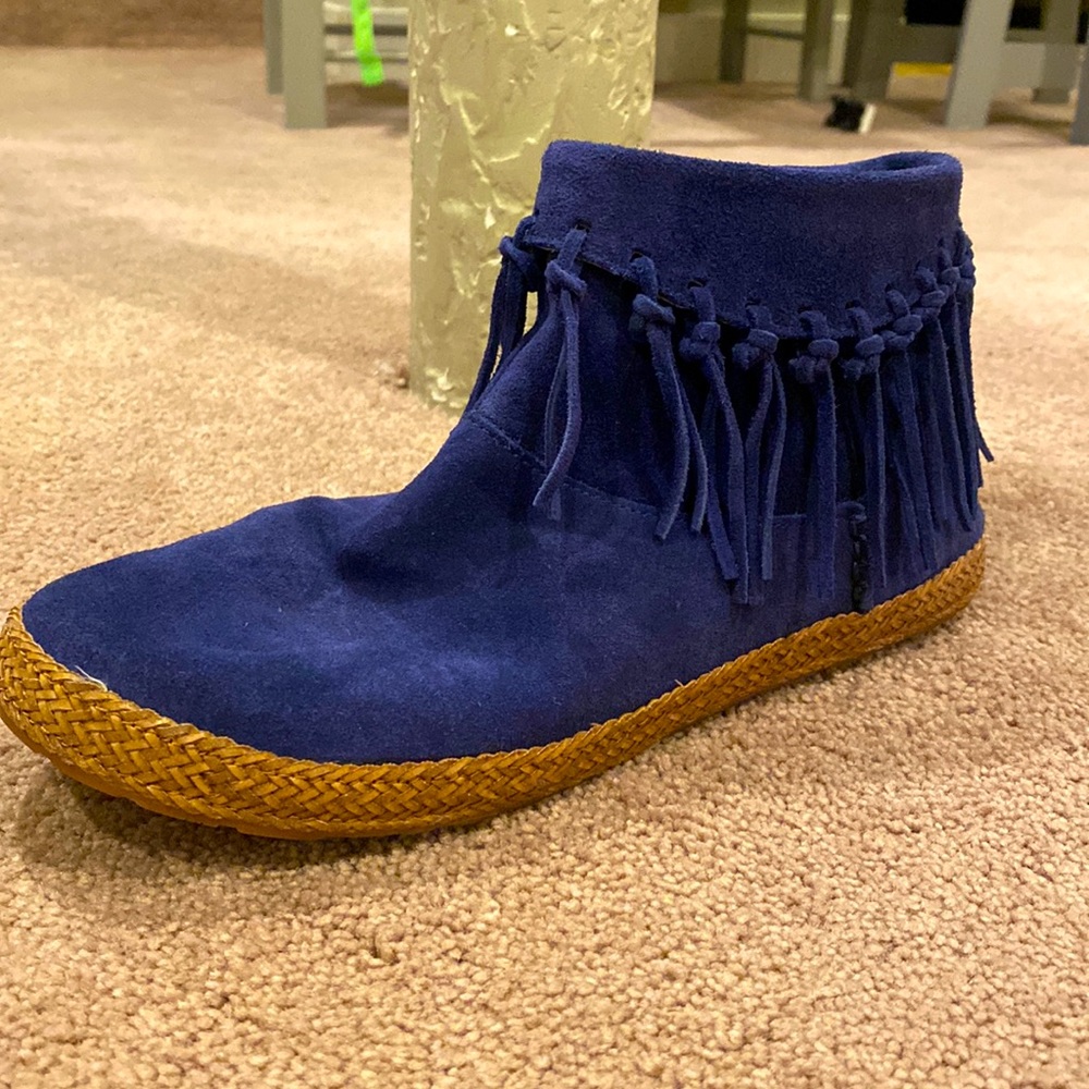 Like new, ugg ankle height shoes